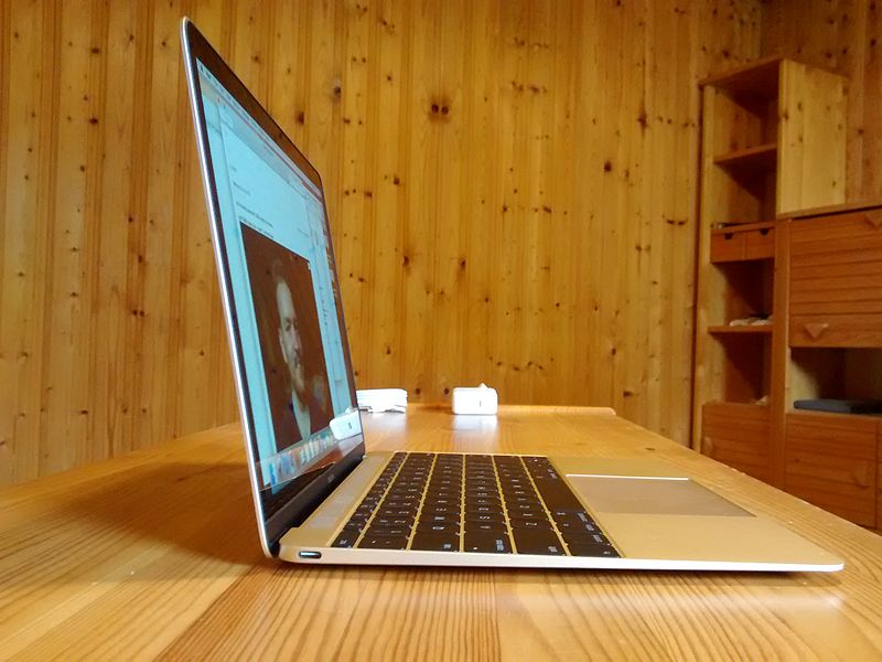 Macbook 2015 sideview