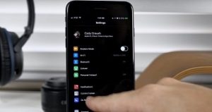 Apple s iphone gets a dark mode in ios 11 video